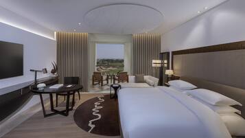 Quarto, 1 cama King, vista para o campo de golfe | Vista do quarto