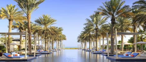 5 albercas al aire libre, sombrillas en la alberca y camastros