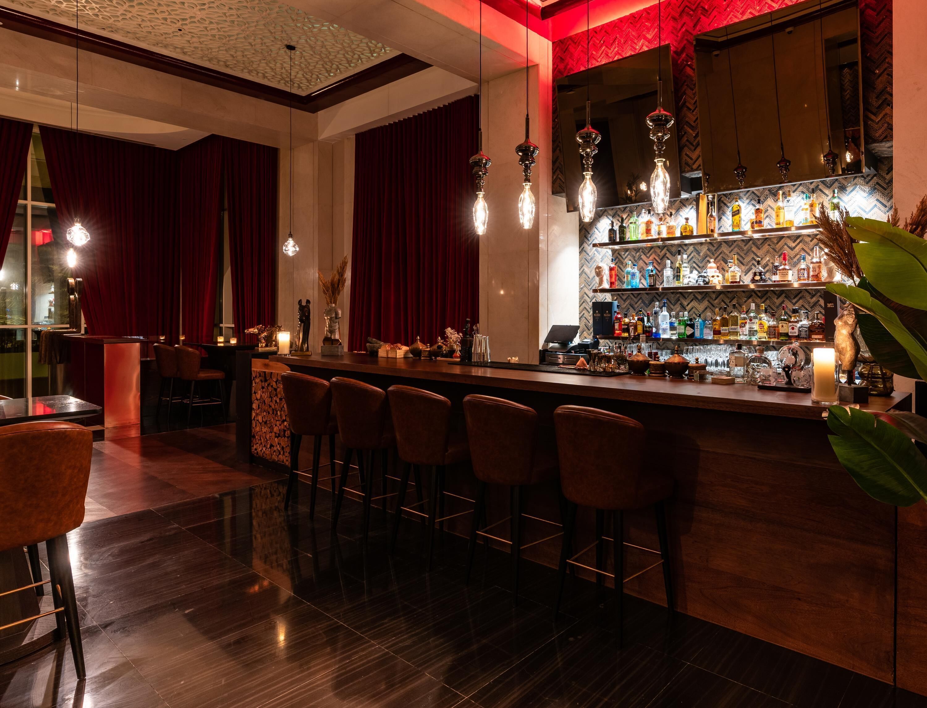 3 restaurants; s'hi serveixen esmorzars, dinars i sopars