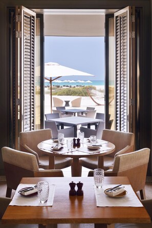 3 restaurants, breakfast, lunch, dinner served; Asian cuisine - Park Hyatt Abu Dhabi Hotel & Villas (Abu Dhabi)