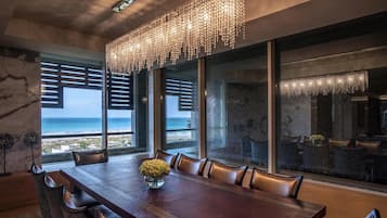 總統套房 (Plunge Pool) | 埃及棉床單、高級寢具、迷你吧贈品、房內夾萬