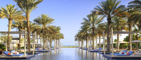 5 outdoor pools, pool umbrellas, sun loungers