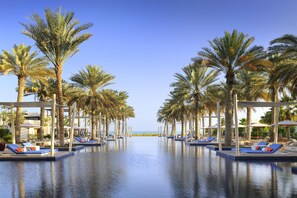 5 outdoor pools, pool umbrellas, sun loungers