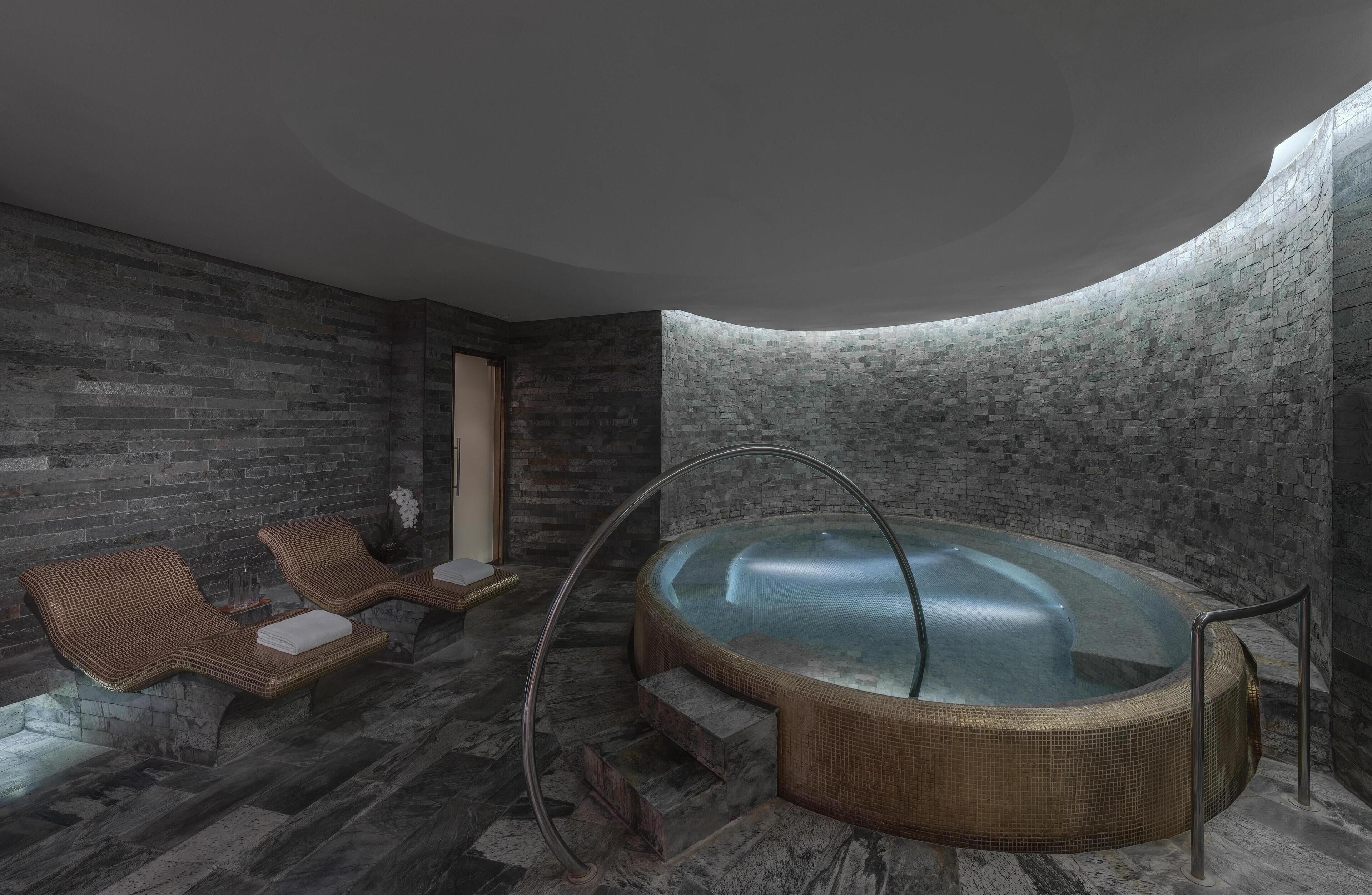 Salas de tratamiento para parejas, un sauna, una bañera de hidromasaje