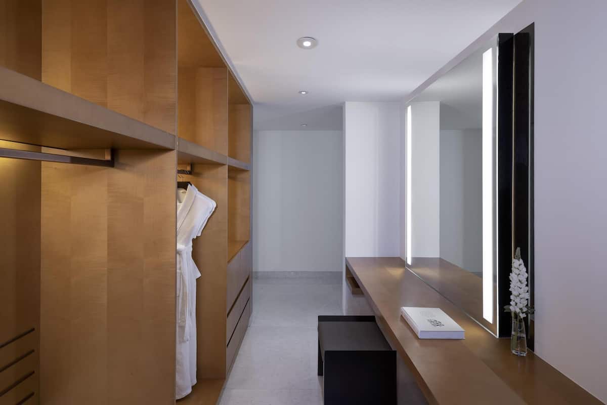 Suite, teras, pemandangan samudra | Seprai katun Mesir, seprai premium, isi minibar gratis, dan brankas