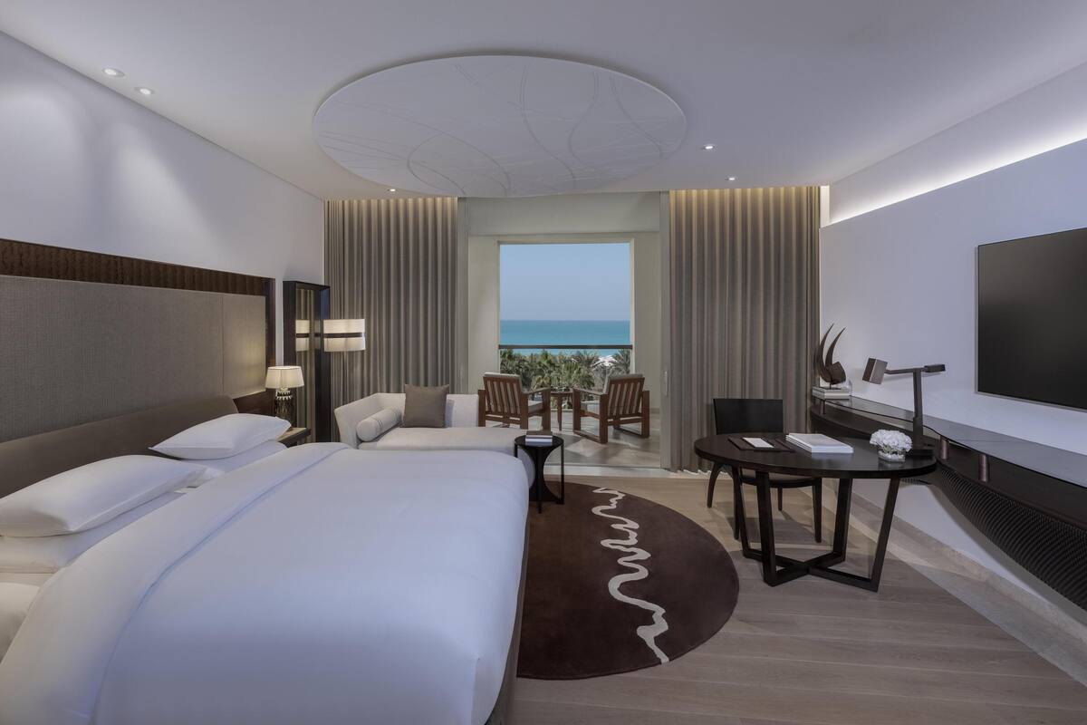 Kamar, 1 Tempat Tidur King, pemandangan laut | Seprai katun Mesir, seprai premium, isi minibar gratis, dan brankas
