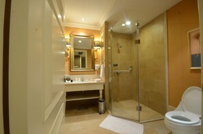 Habitación estándar, sin ventanas | Minibar, escritorio, camas extra y ropa de cama 