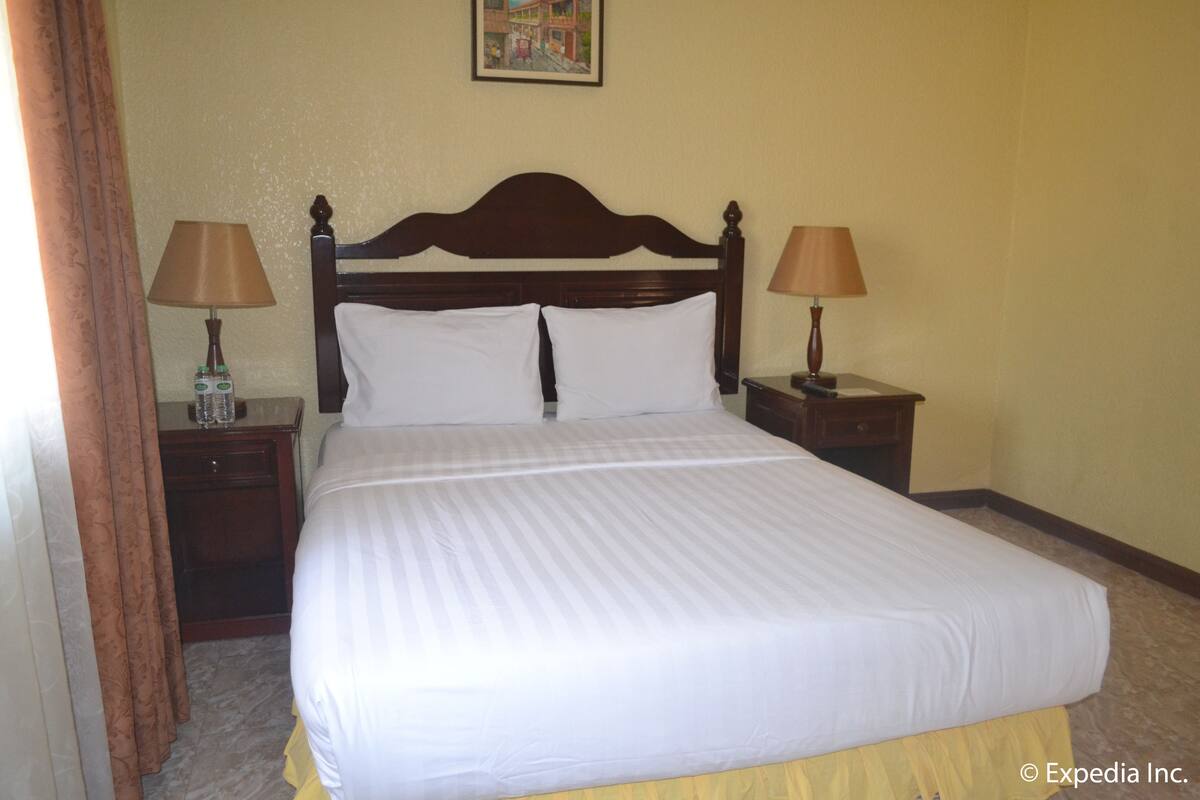 Minibar, desk, rollaway beds (surcharge), bed sheets