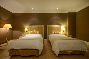 ميني بار ومكتب وأسرّة قابلة للطي وملاءات أسرّة