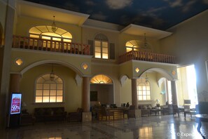 واجهة المنشأة - في المساء/الليل