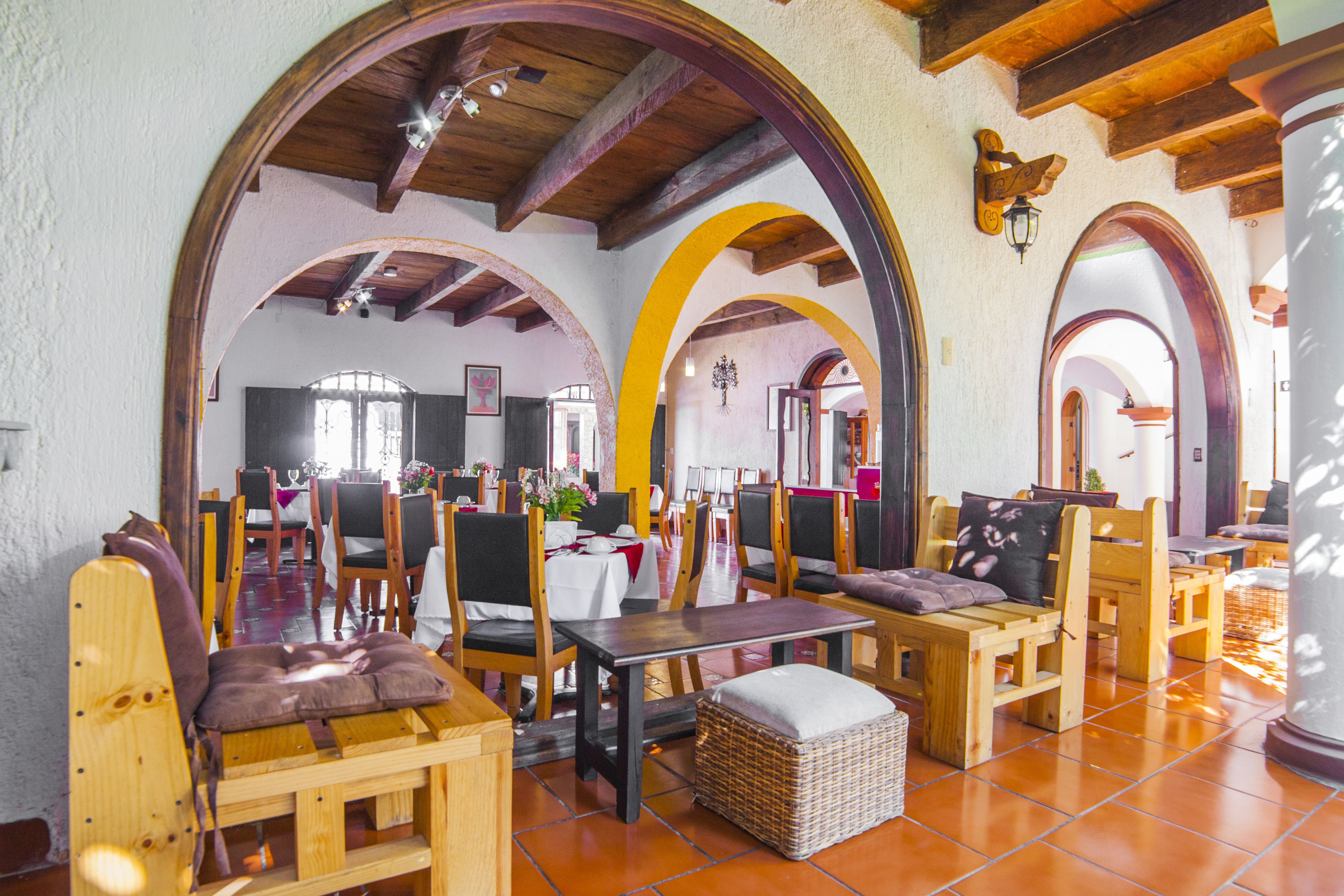 Ofereix vistes al jardí i s'hi serveixen esmorzars, dinars i sopars 