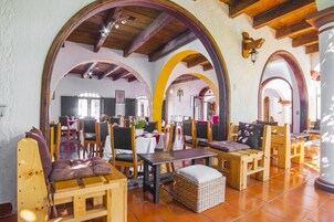 Se sirven desayunos y almuerzos; cocina mexicana; con vista al jardín