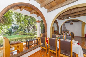 Breakfast, lunch, dinner served; Mexican cuisine, garden views - Hotel Jovel (San Cristóbal de las Casas)