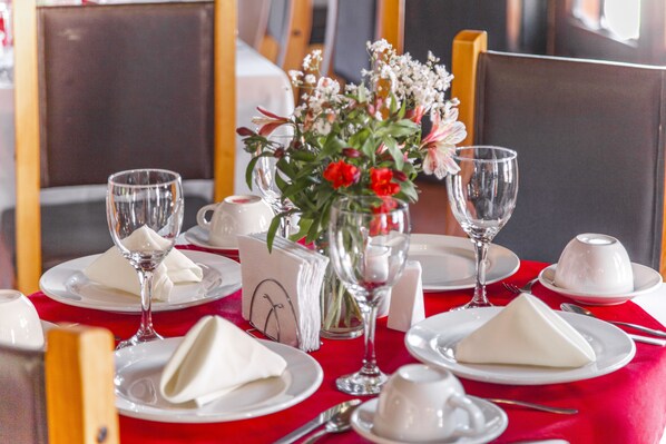 Serveert ontbijt, lunch, diner, Mexicaanse gerechten, tuinzicht 
