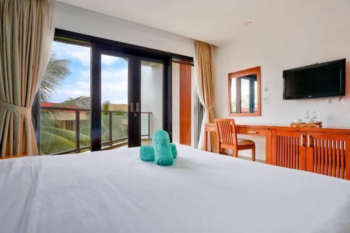 Premium bedding, pillowtop beds, minibar, in-room safe