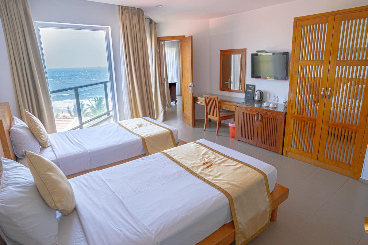 Premium bedding, pillowtop beds, minibar, in-room safe