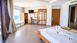 Bộ đồ giường cao cấp, nệm có lớp đệm bông, minibar 