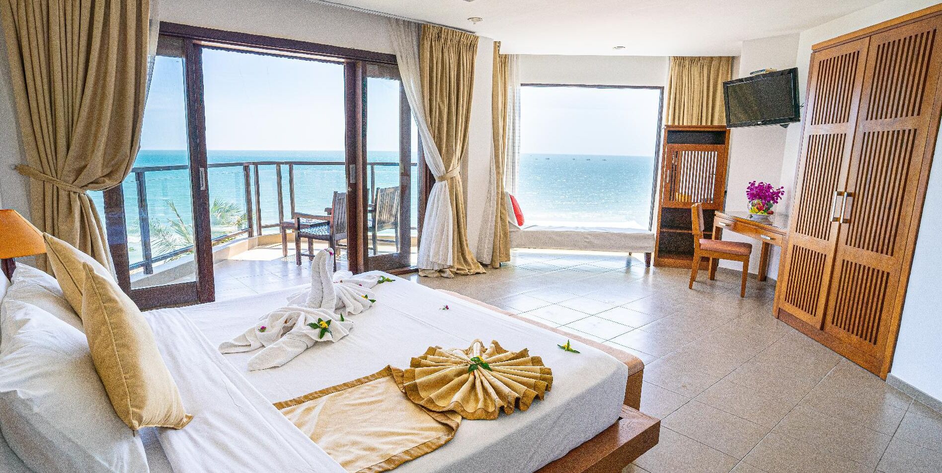 고급 침구, 필로우탑 침대, 미니바, 객실 내 금고