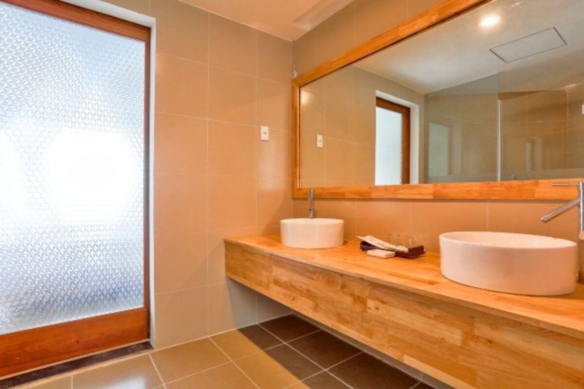 Bathroom | Free toiletries, hair dryer, bathrobes, slippers