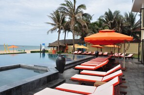 Kolam renang terbuka, payung kolam, kerusi lepak pantai 