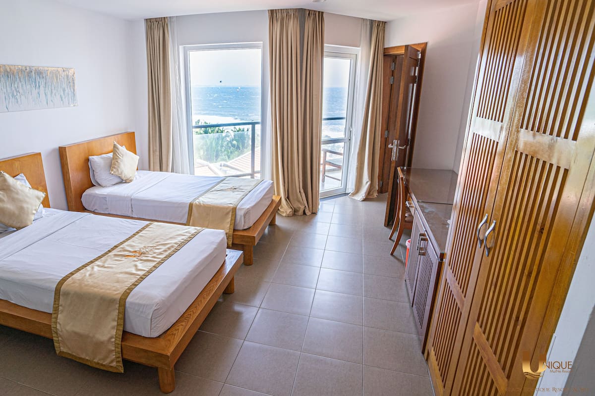 Deluxe kamer, uitzicht op tuin | Luxe beddengoed, pillowtop-bedden, een minibar, een kluis op de kamer
