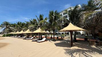 Playa privada, sillas reclinables de playa, sombrillas, toallas de playa