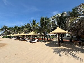 Privatstrand, Liegestühle, Sonnenschirme, Strandtücher