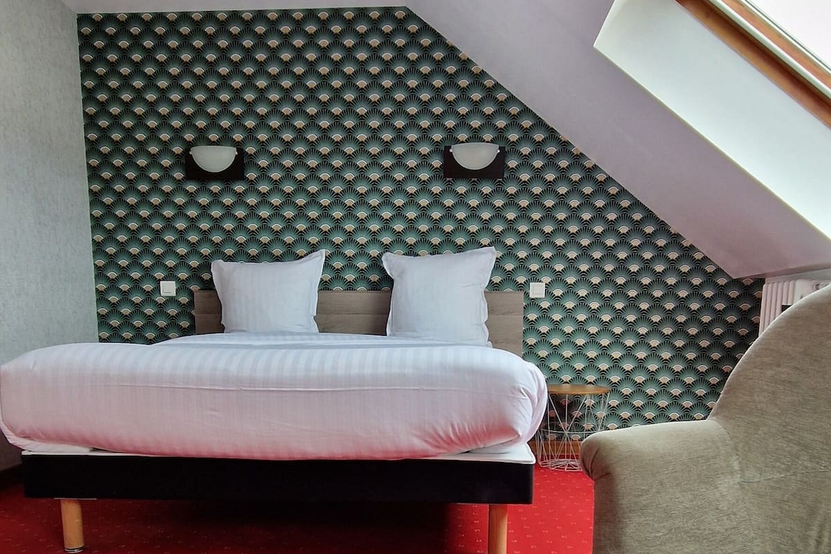 Premium bedding, desk, soundproofing, free WiFi