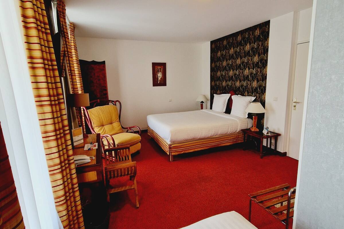 premium bedding, desk, soundproofing, free wifi