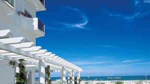 A white hotel with balconies and a view of the ocean. - Atlantic Hotel & SPA (Riccione)