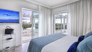 Luxury Twin Room, 1 King Bed | Premium bedding, minibar, in-room safe, desk