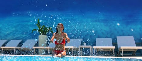 Piscine intérieure, piscine extérieure, chaises longues