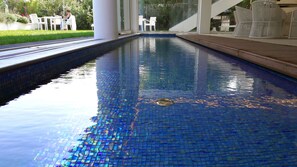 Piscina interna, piscina externa, funciona piscina, espreguiçadeiras