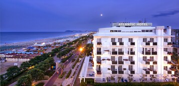 El Hotel Atlantic con vistas a la playa y al océano.