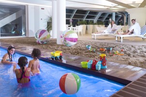 Una piscina techada, una piscina al aire libre