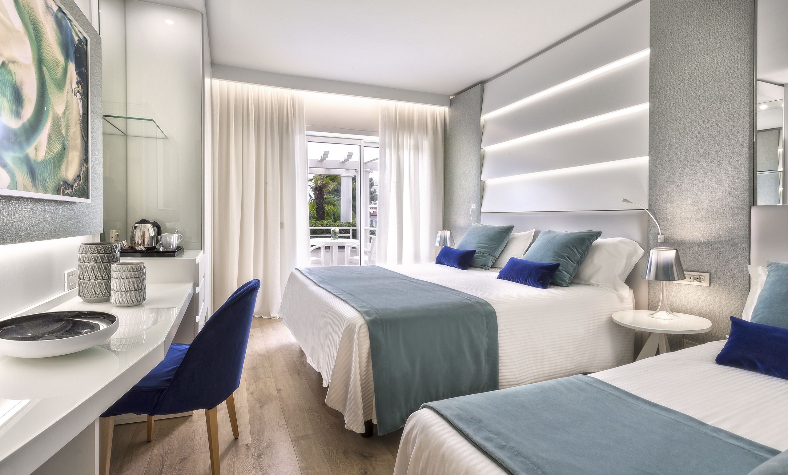 luxury twin room, 1 king bed | 1 bedroom, premium bedding, minibar, in-room safe