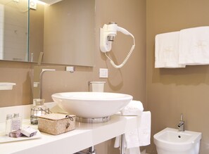 Shower, rainfall showerhead, designer toiletries, hair dryer - Spluga Sosta & Hotel (Dubino)