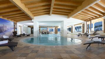 2 piscine coperte, lettini