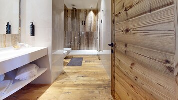 Junior Luxury Suite | 浴室 | 吹风机、坐浴桶、毛巾、肥皂