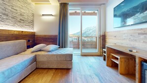Adjacent Junior Luxury Suite | خزنة داخل الغرفة وتجهيزات عازلة للصوت وواي فاي مجانًا وملاءات أسرّة