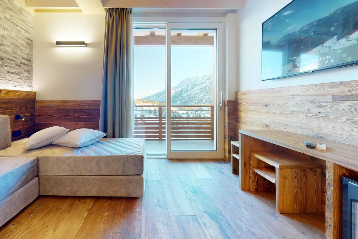 Adjacent Junior Luxury Suite | 1 bedroom, in-room safe, soundproofing, free WiFi