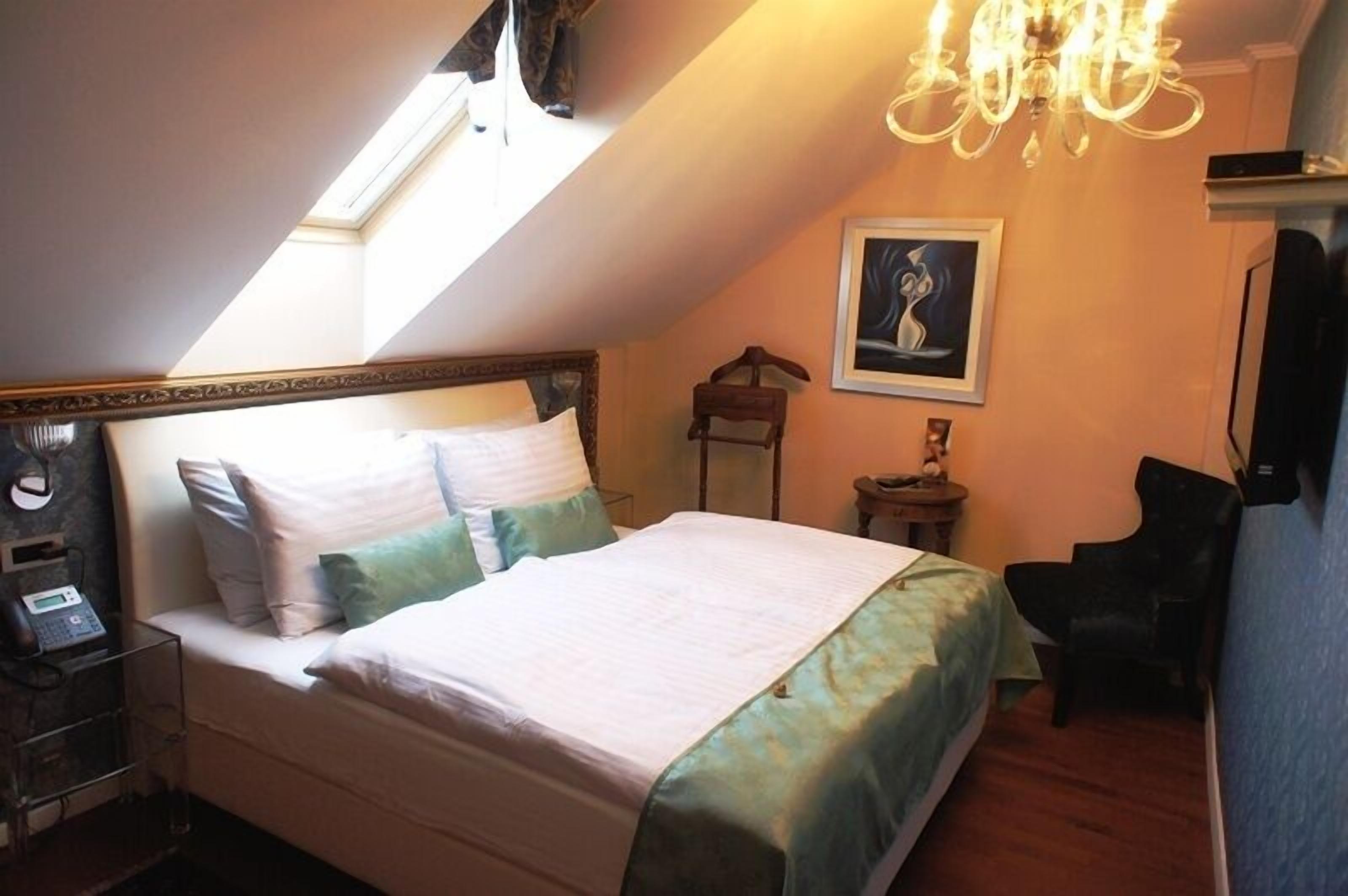 Economy Room, 1 Queen Bed | Minibar, in-room safe, individually decorated, desk