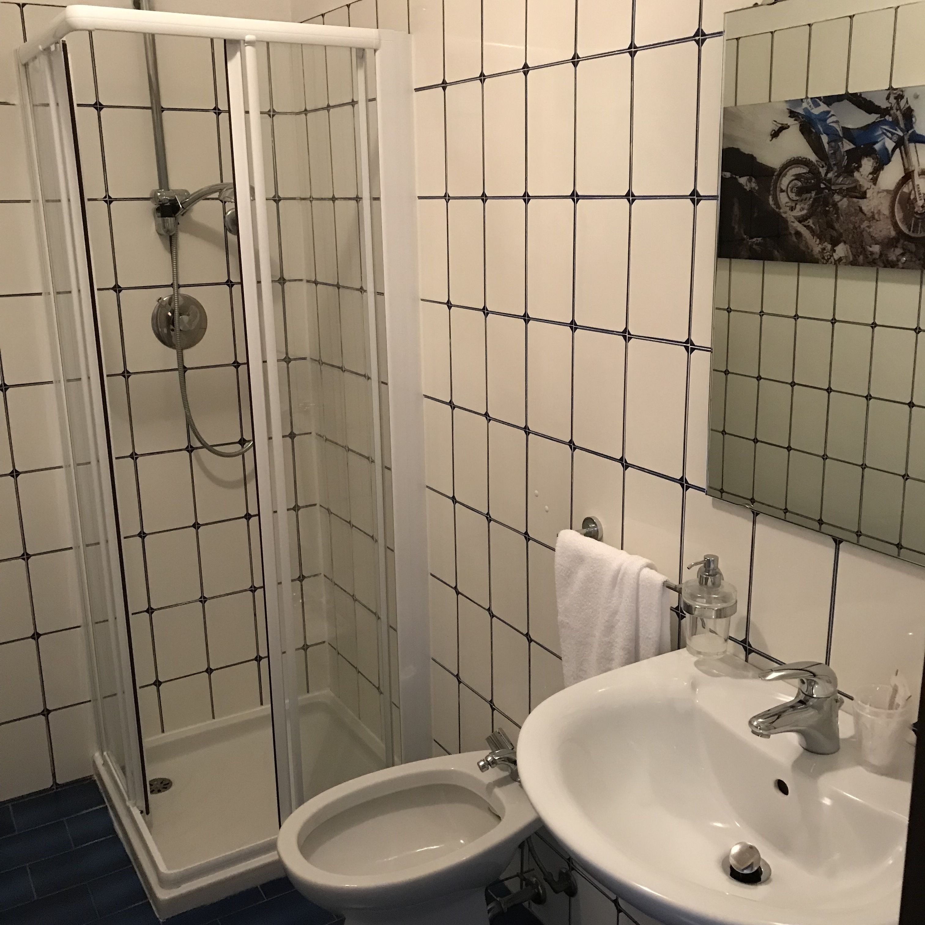 Un bagno con doccia, WC e lavabo.
