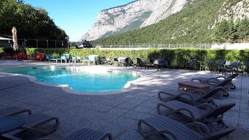 Außenpool (je nach Saison geöffnet), Sonnenschirme, Liegestühle