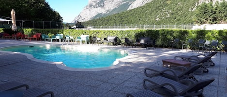 Piscine extérieure (ouverte en saison), parasols de plage