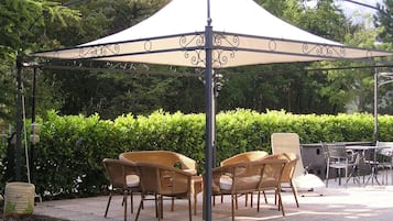 Breakfast, lunch, dinner served; garden views