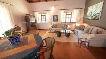 Luxury-Ferienhaus | Essbereich im Zimmer