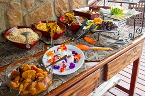 Se ofrece un desayuno completo todos los días (por un coste adicional)