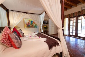 Honeymoon Suite | Premium bedding, minibar, in-room safe, individually decorated - Blyde River Canyon Lodge (Hoedspruit)