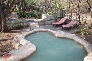 Outdoor pool, pool loungers - Blyde River Canyon Lodge (Hoedspruit)